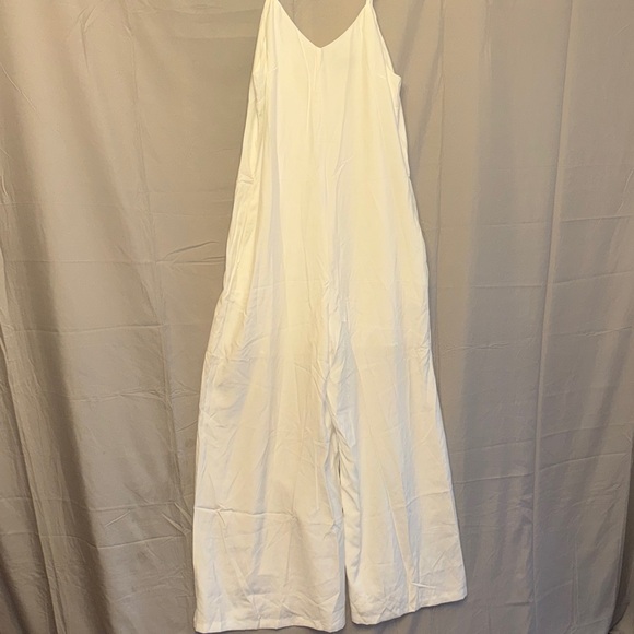 Elegant White Sleeveless Jumpsuit - Picture 3 of 13